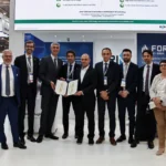 Representantes de RINA y Baker Hughes durante Posidonia 2026 tras la certificación de la turbina de gas NovaLT™ 16 para aplicaciones de propulsión marina con hidrógeno.