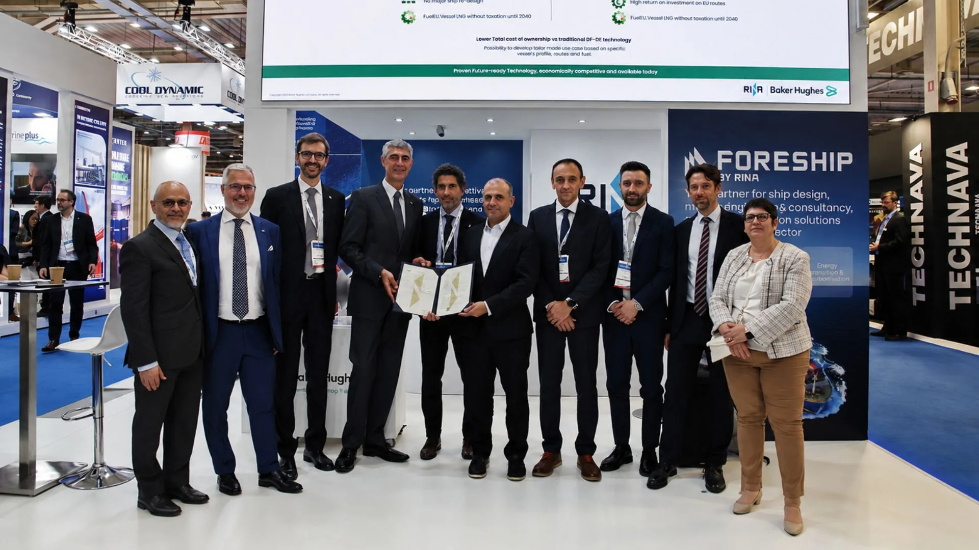 Representantes de RINA y Baker Hughes durante Posidonia 2026 tras la certificación de la turbina de gas NovaLT™ 16 para aplicaciones de propulsión marina con hidrógeno.