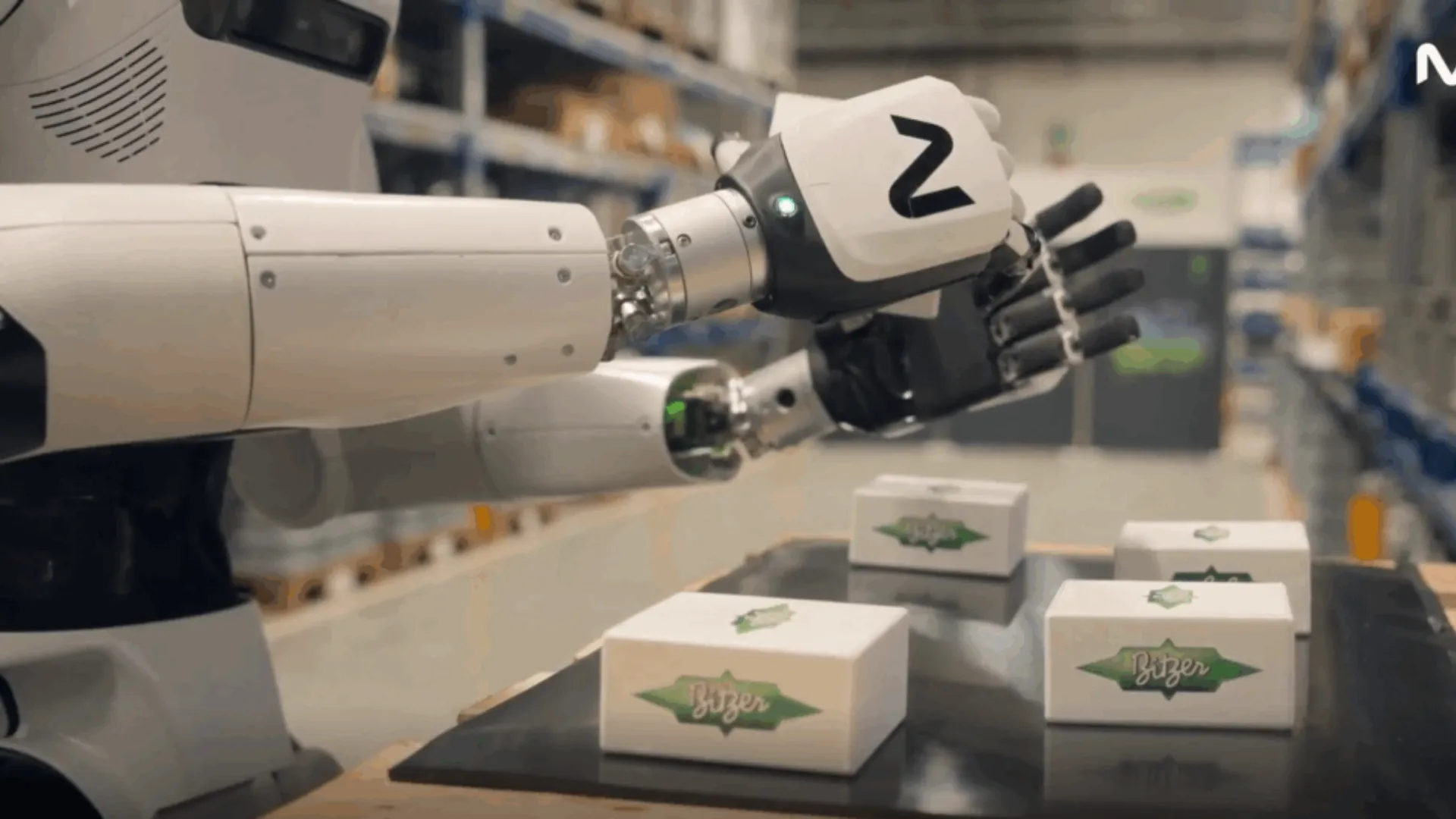 Robot 4NE1 en acción en almacén de BITZER con SAP