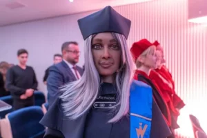 ¡Sigue dando de qué hablar! Robot Mika recibió el título de profesor honorario