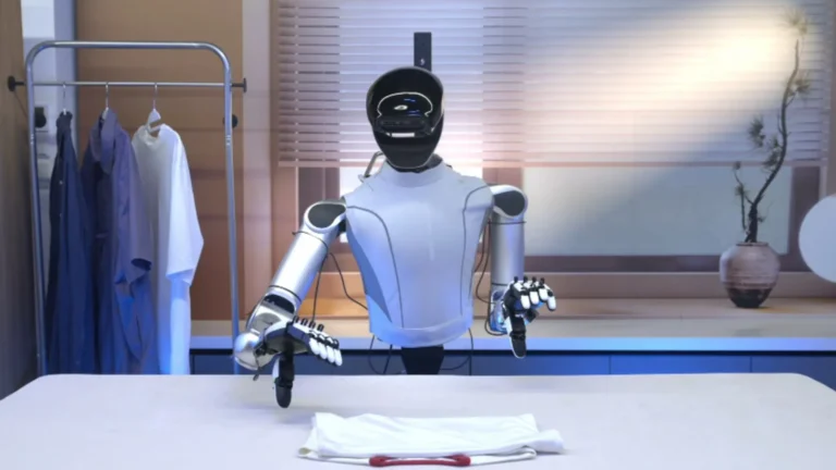 robot humanoide L7 ordenando ropa