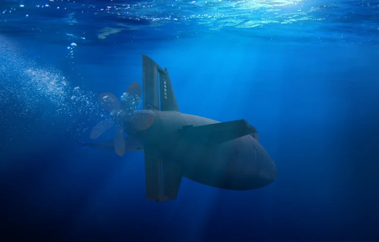 Submarino navegando bajo el agua, representando las soluciones de inteligencia submarina de Kraken Robotics para defensa y tecnología marina.
