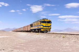 Ladrones de cobre desafían la seguridad de los trenes mineros en Chile