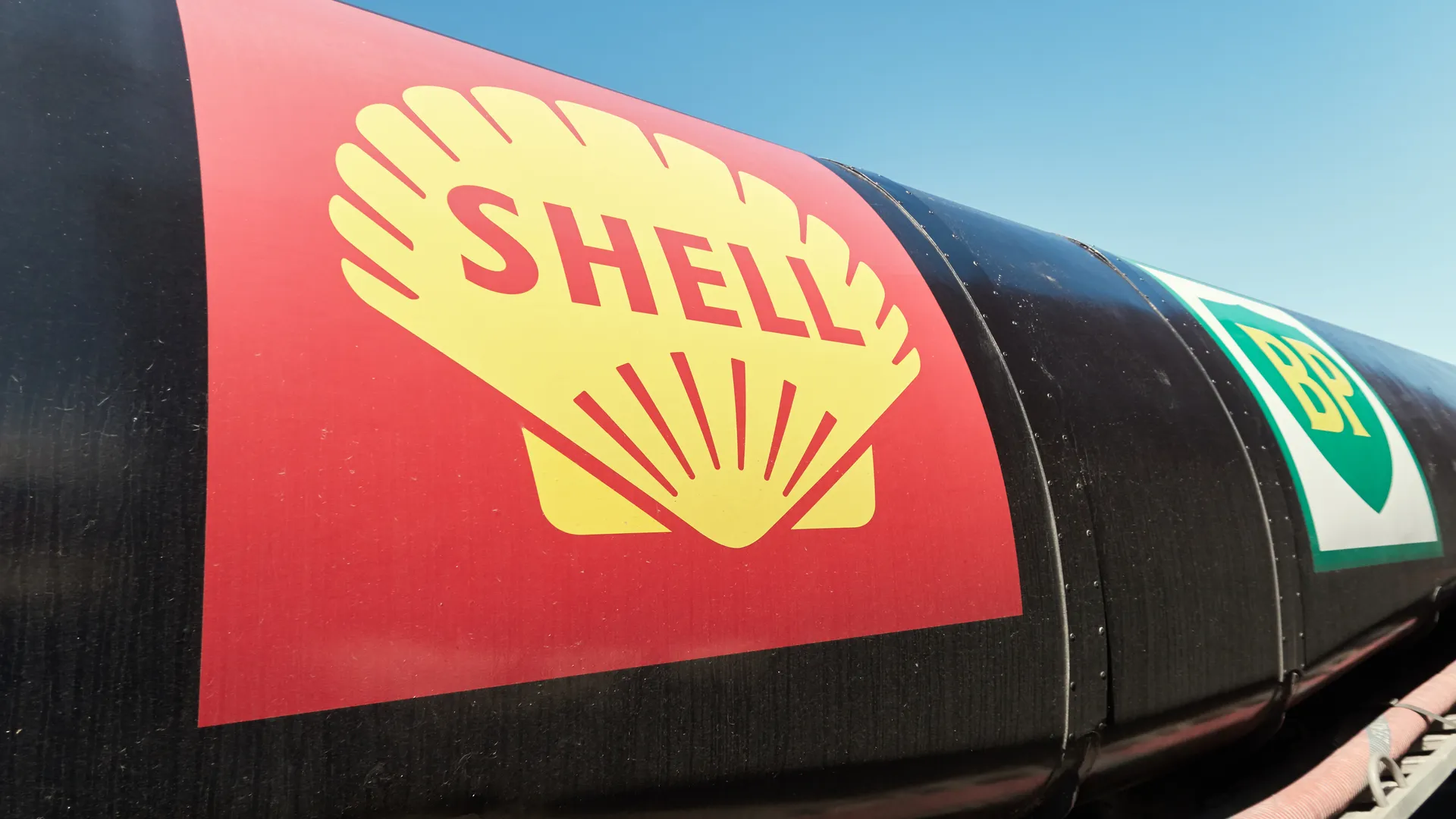 Logos de Shell y BP sobre un gasoducto