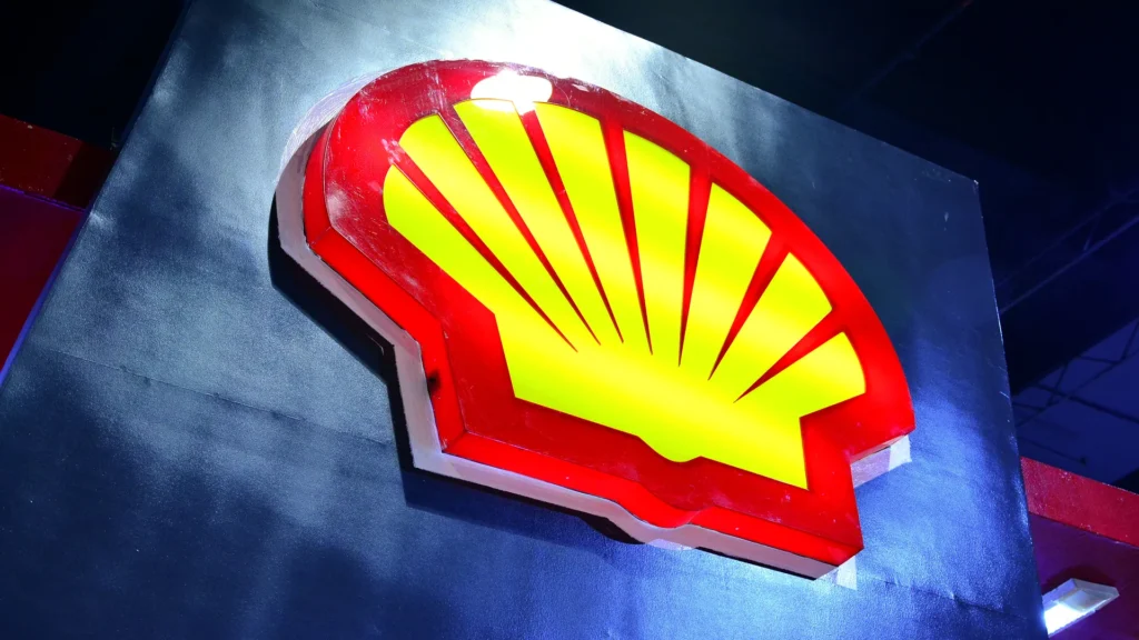 Logo de Shell en una estación iluminada