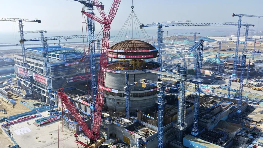 Shidaowan avanza en su reactor nuclear con el izado de la cúpula interior