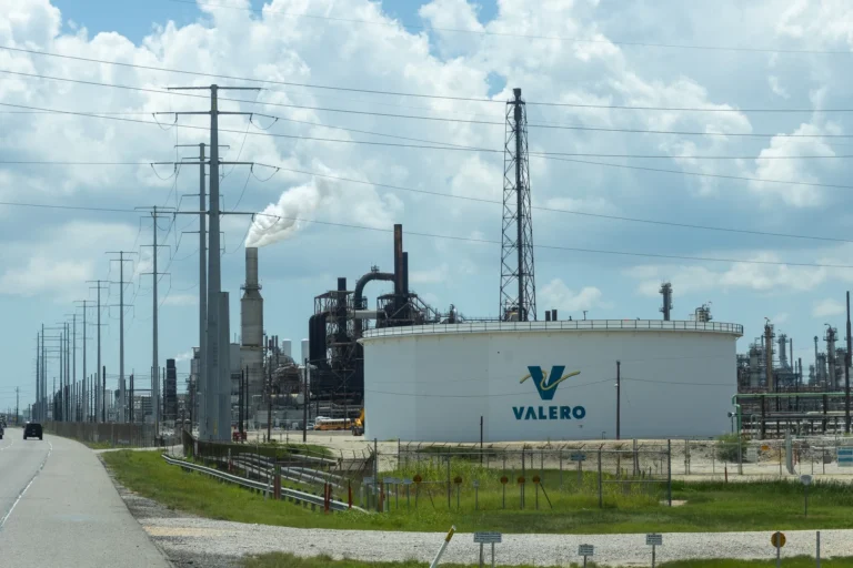 La interrupción de 415.000 bpd en Port Arthur presiona el mercado, monitoreada en tiempo real mediante vigilancia aérea e infrarroja.