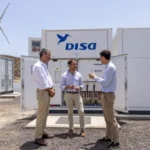Funcionarios visitan la arico battery, el mayor sistema de almacenamiento energético con baterías de Canarias desarrollado por DISA en Tenerife.