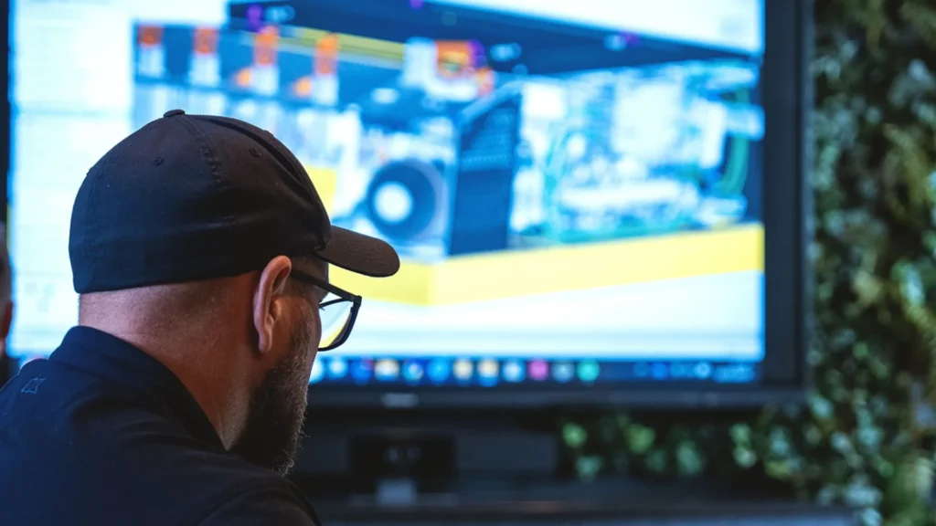 Ingeniero observa sistemas submarinos digitales