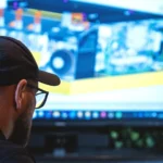 Ingeniero observa sistemas submarinos digitales