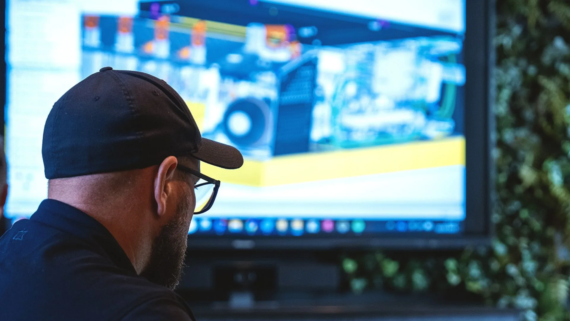 Ingeniero observa sistemas submarinos digitales