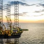 Plataforma jack-up de Borr Drilling operando en alta mar durante actividades de perforación offshore.
