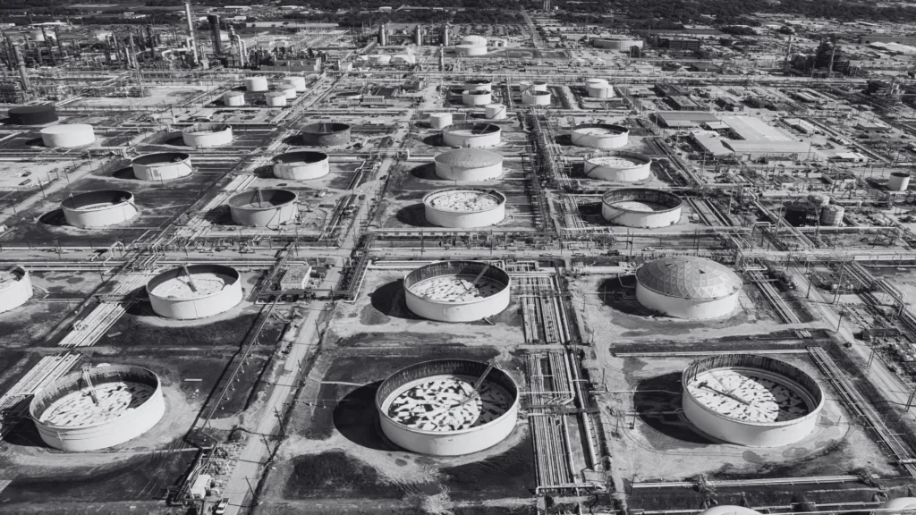 Tanques preparados para futuras regulaciones en una instalación industrial de almacenamiento.