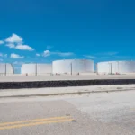 Tanques de almacenamiento de crudo vinculados a la expansión de Enbridge en la cuenca Pérmica.