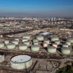 Refinería y tanques de almacenamiento ante el aumento del diesel price.