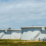 Tanques de almacenamiento vinculados a las crude oil reserves en Estados Unidos.