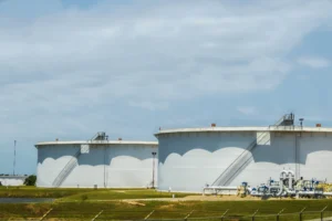 US crude oil inventories rise while gasoline and distillate stocks fall