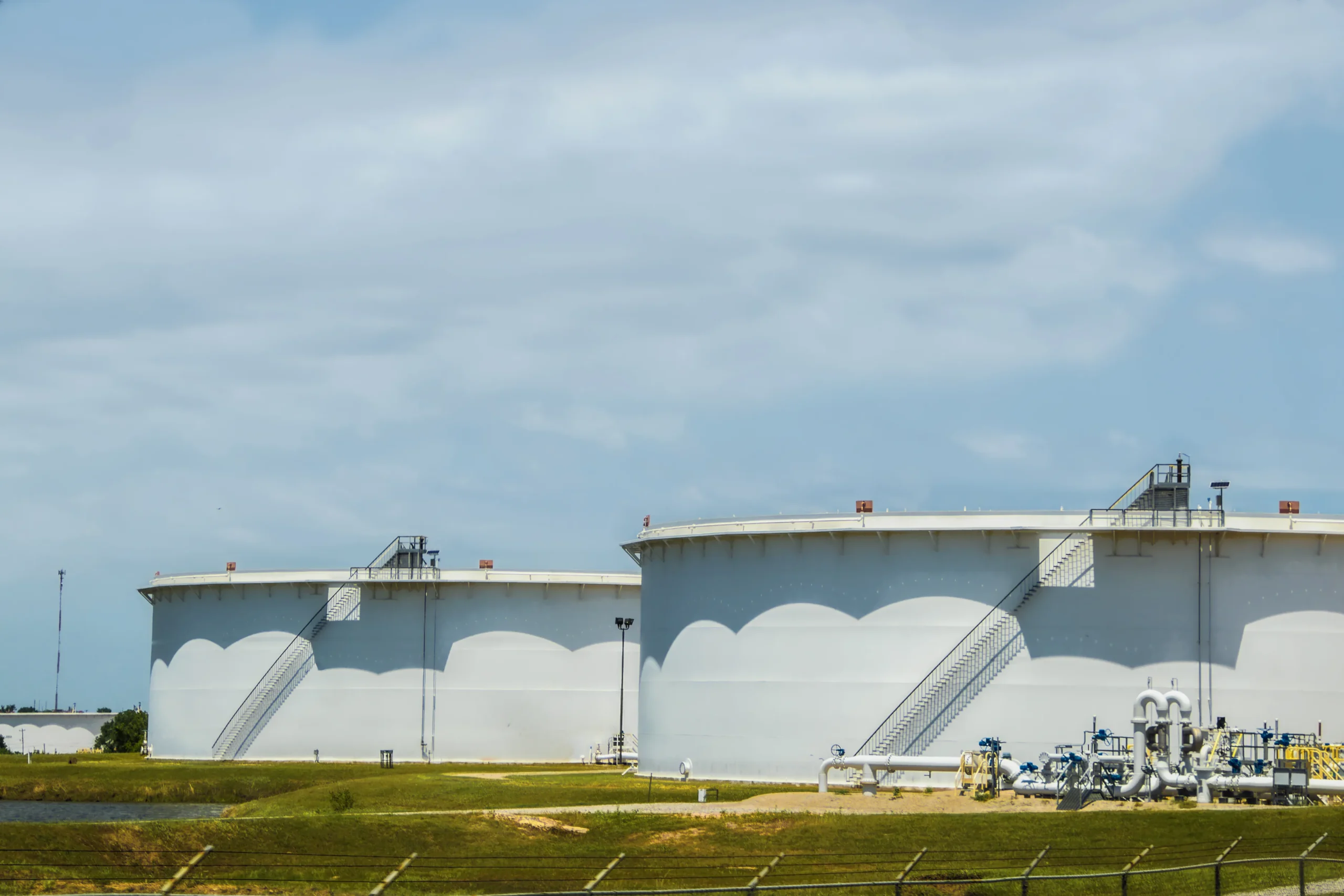 Tanques de almacenamiento vinculados a las crude oil reserves en Estados Unidos.