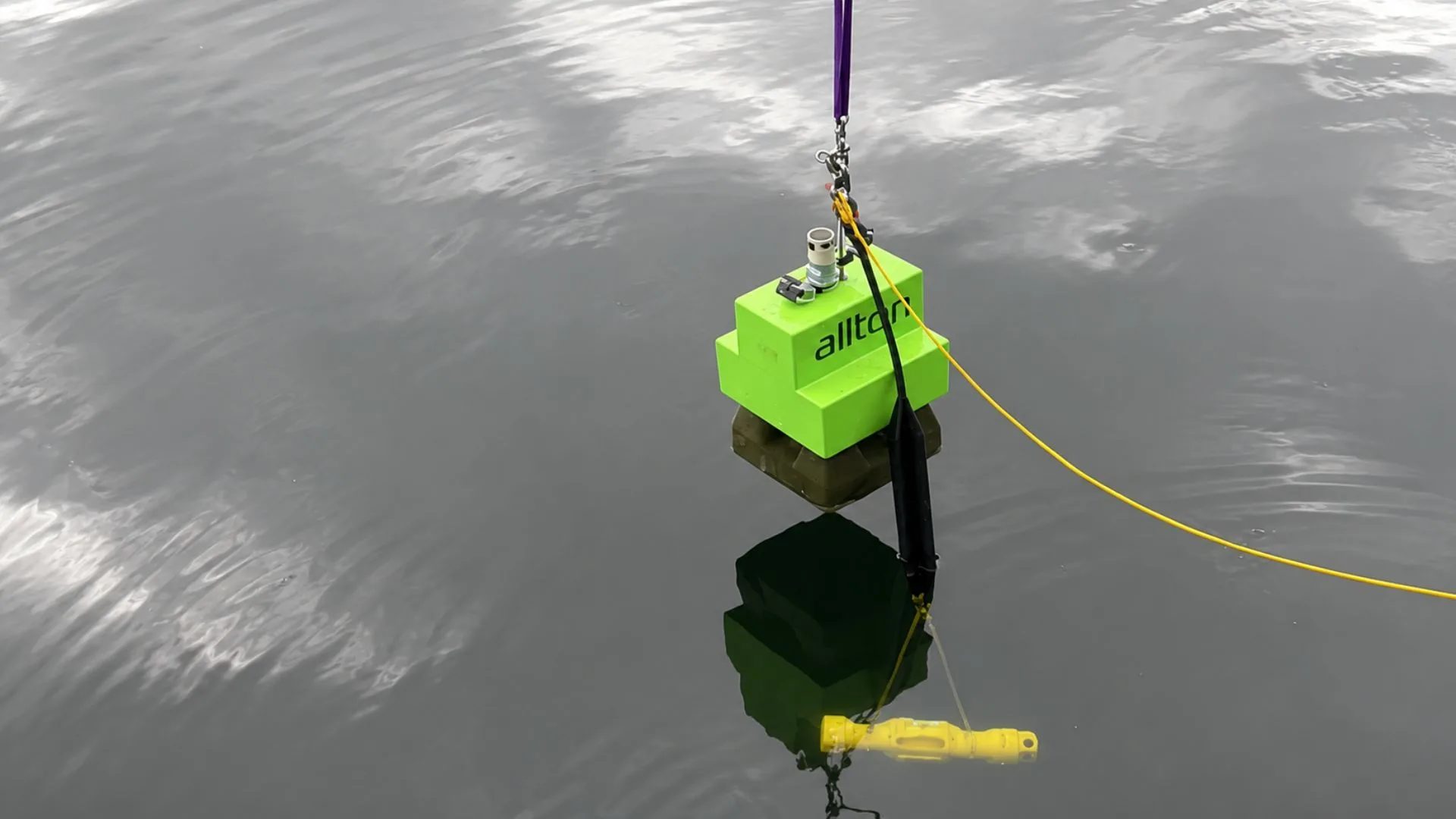 Sistema Allton A1 con tecnología OBN durante una prueba de despliegue en el agua para estudios sísmicos marinos.