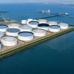 Vista aérea de la terminal Cai Mep LNG en Vietnam con tanques de almacenamiento, muelles y buques para el suministro de gas natural licuado.