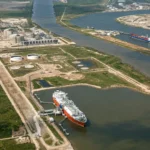 Vista aérea de una terminal de GNL en la Costa del Golfo vinculada al plan de expansión de infraestructura de Enbridge.