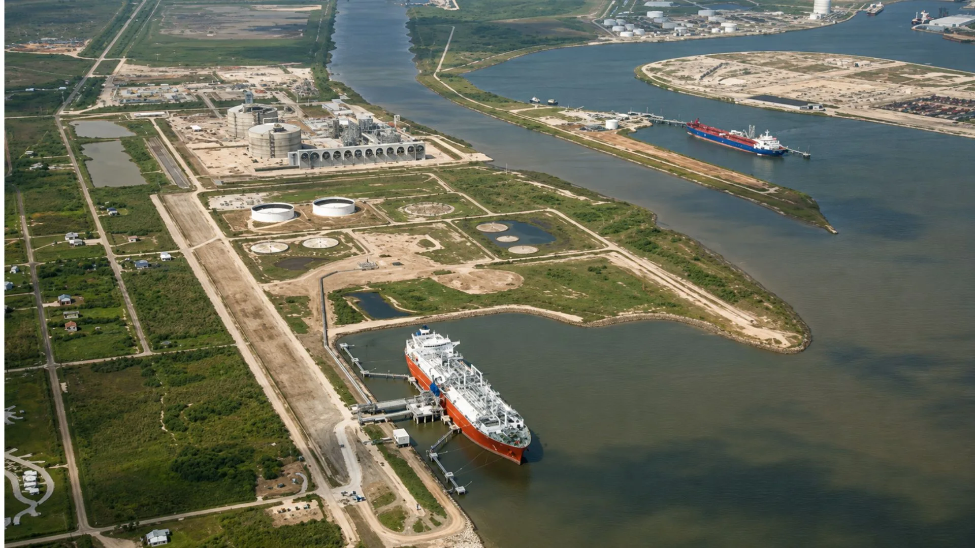 Vista aérea de una terminal de GNL en la Costa del Golfo vinculada al plan de expansión de infraestructura de Enbridge.