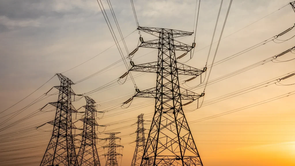 Torres de transmisión eléctrica al atardecer