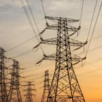 Torres de transmisión eléctrica al atardecer