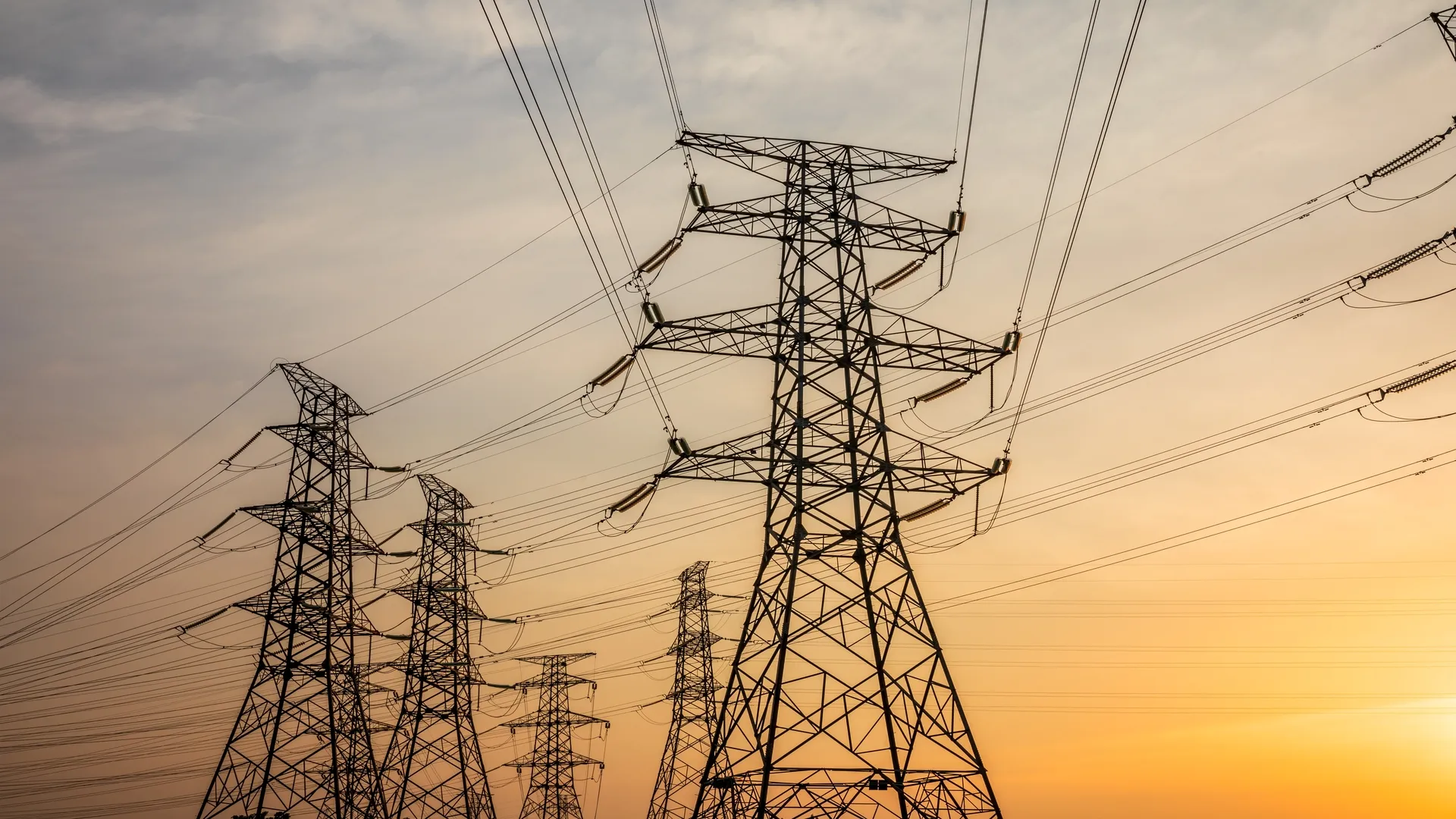 Torres de transmisión eléctrica al atardecer
