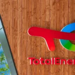 Logo de TotalEnergies en su sede corporativa