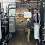 Técnico operando sistema de extracción de litio