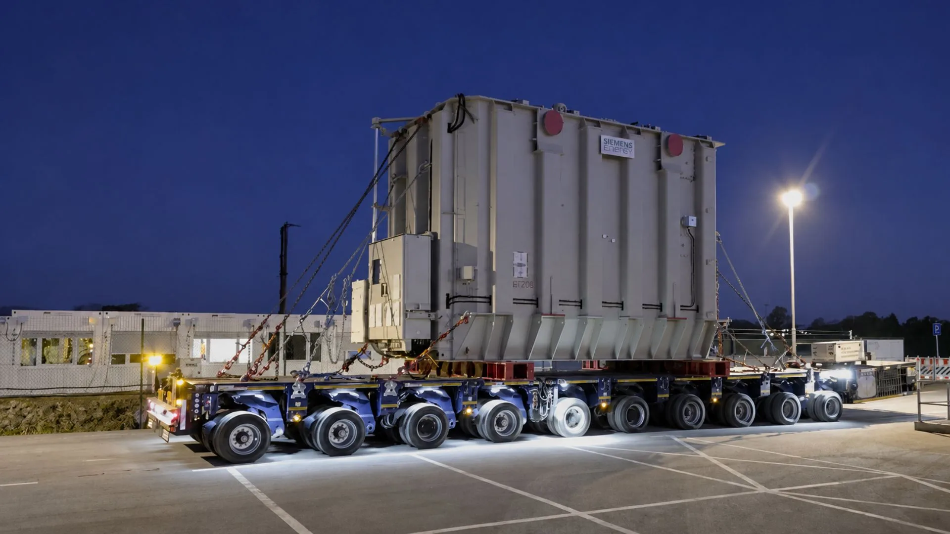 Transformador de Siemens Energy transportado para el proyecto NeuConnect que conectará las redes eléctricas del Reino Unido y Alemania.
