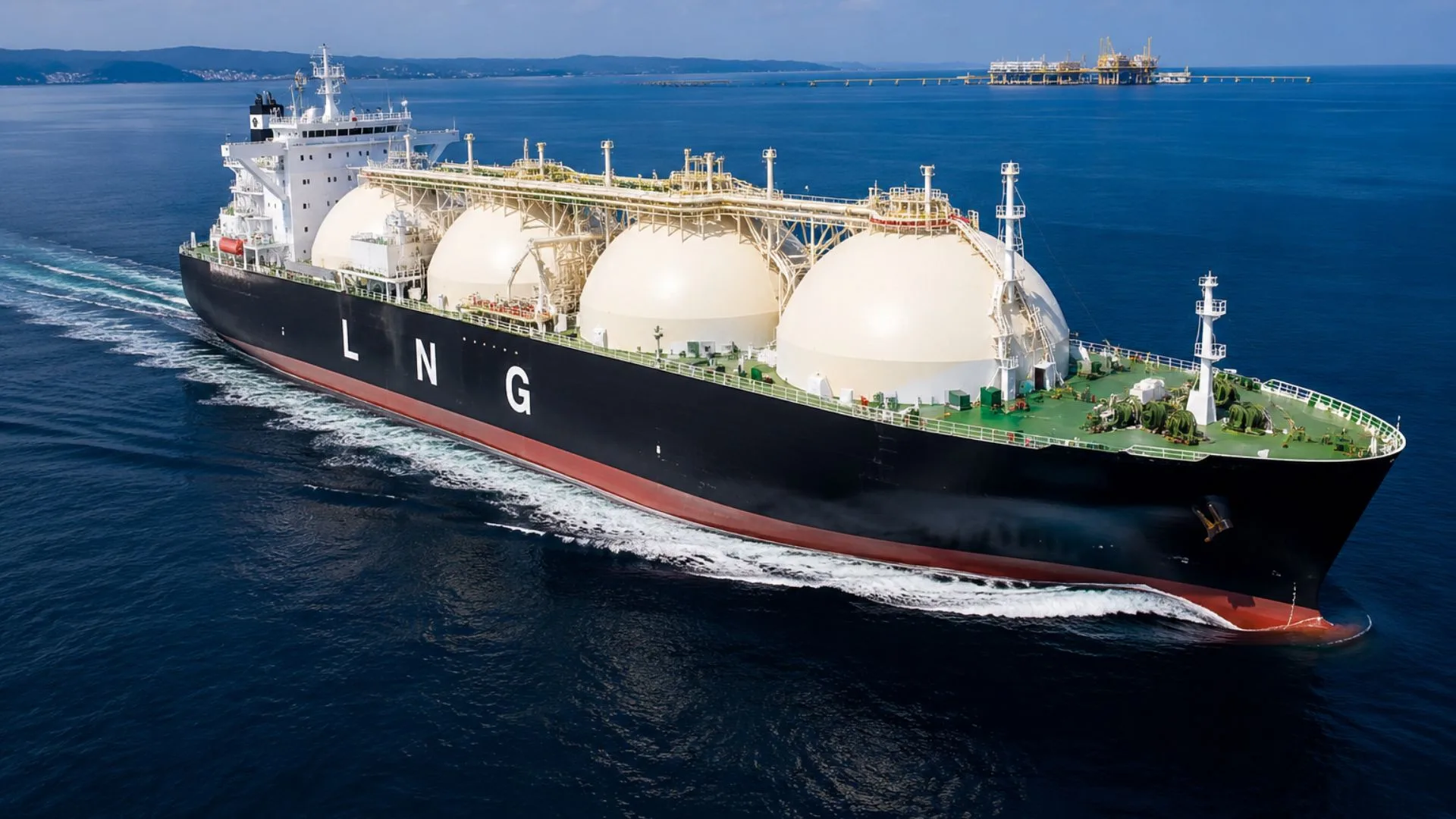 Buque transportador de GNL en navegación, representando el contexto del proyecto Coral Norte FLNG donde MODEC suministrará el sistema de amarre SOFEC.