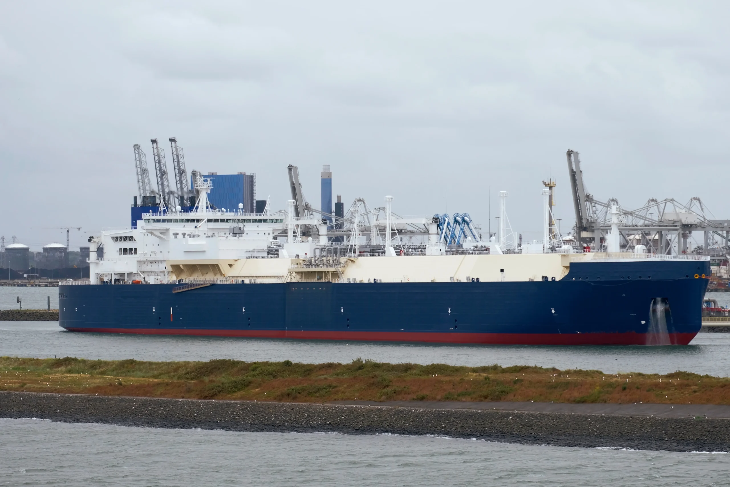 Buque de CO₂ licuado en puerto industrial para transporte marítimo y proyectos CCS.