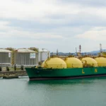 Buque metanero junto a una terminal de GNL, infraestructura vinculada al desarrollo de Argentina LNG.