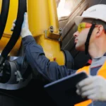 Ingeniero realizando inspección industrial