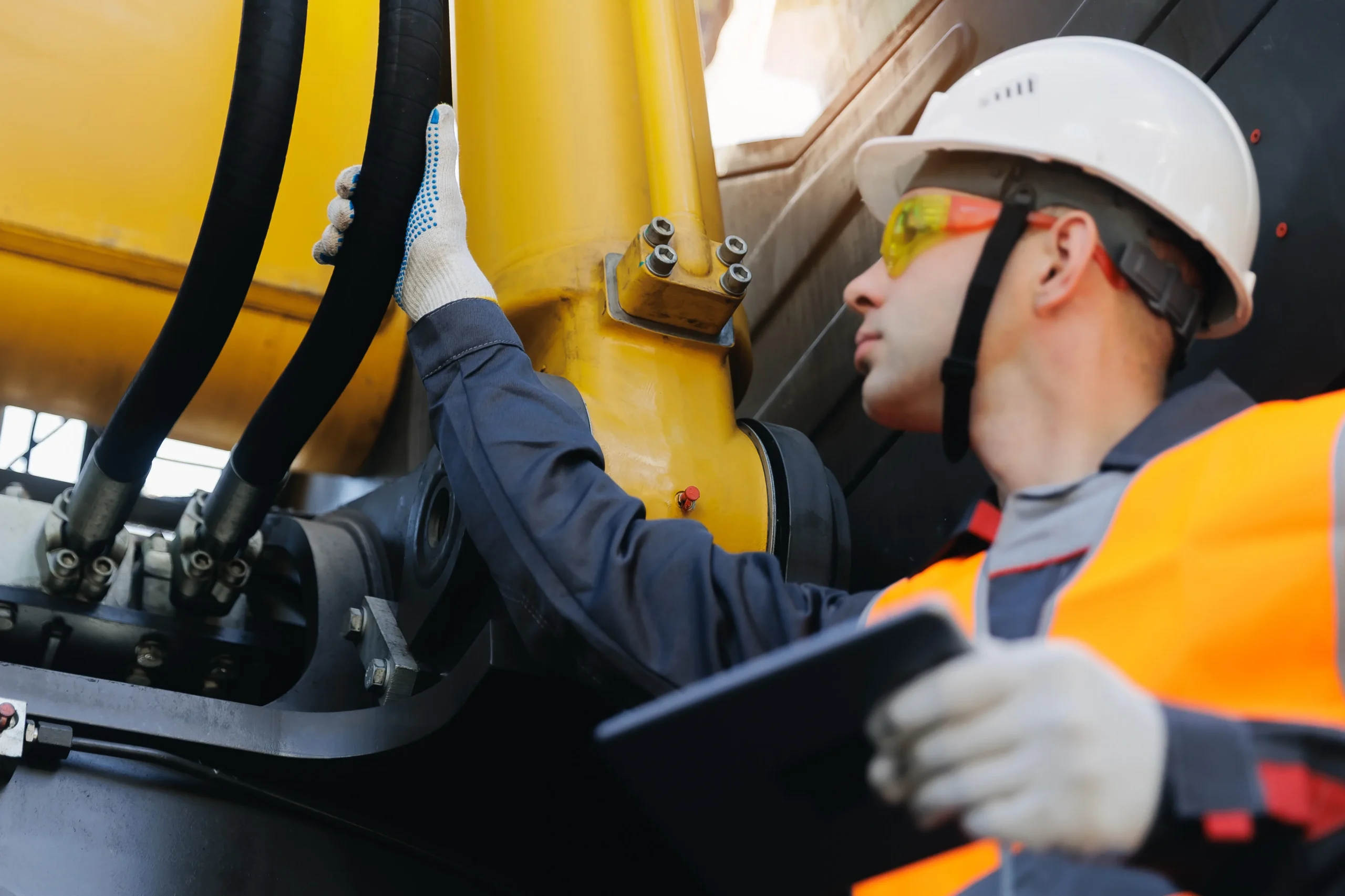 Ingeniero realizando inspección industrial