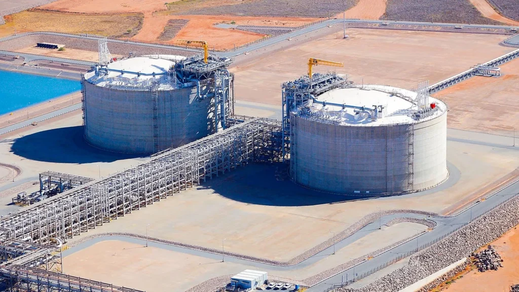 Tanques de almacenamiento de gas natural de Chevron en Australia Occidental utilizados para el suministro a Alinta Energy.