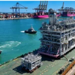 Módulo industrial del Scarborough Project transportado por barcaza para su integración con Pluto LNG en Australia Occidental.