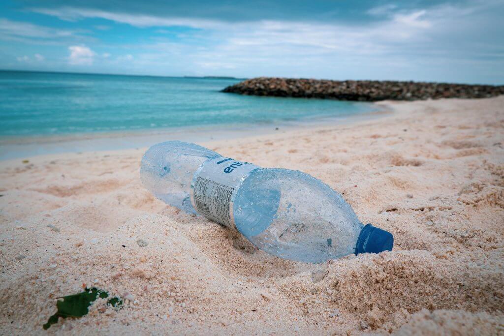 Sorprendente estudio muestra que los microbios están evolucionando para degradar el plástico en la tierra y los océanos