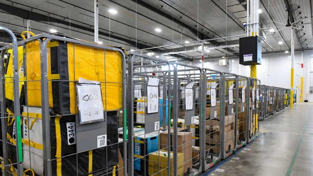 Amazon unveils its first “fully autonomous” mobile warehouse robot
