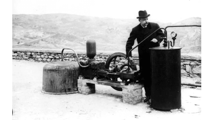 El primer experimento en el mundo de producción de energía eléctrica con vapor geotérmico, 1904.
