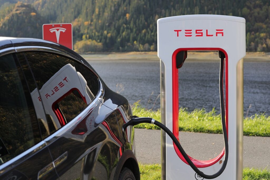 Tesla evaluates buying lithium mining to equip its electric cars