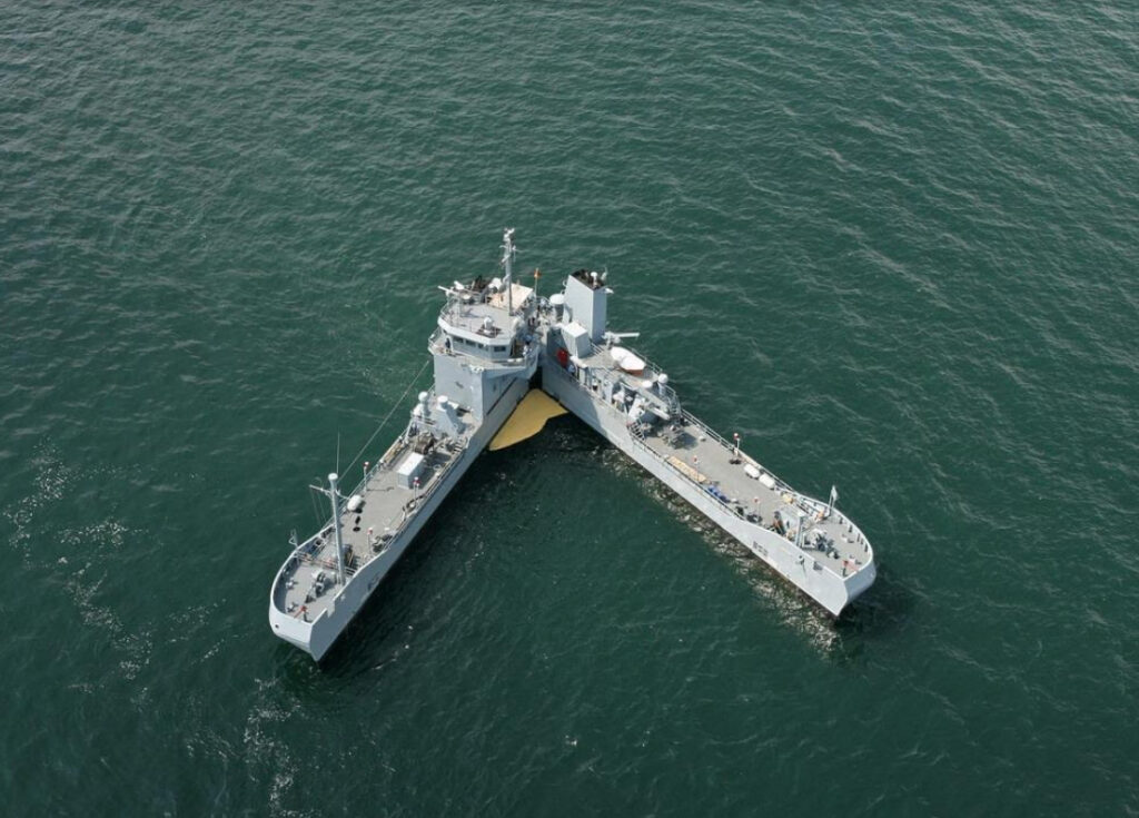 German ships open like hinges to clean hydrocarbons
