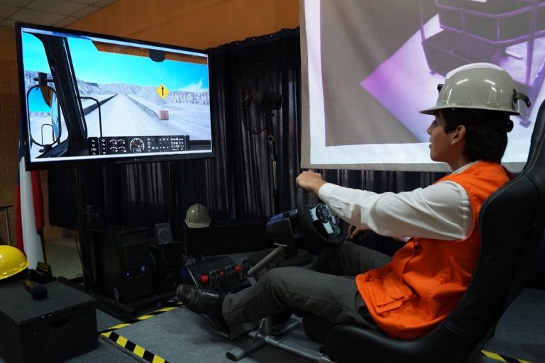 Simulador de maquinaria de minería para entrenar con realidad virtual y lograr la prevención de riesgos