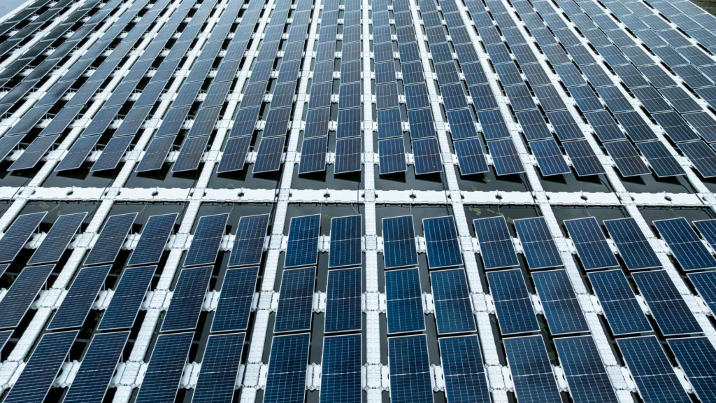 Plataforma solar flotante vinculada a la venta de Zelestra a Promigas